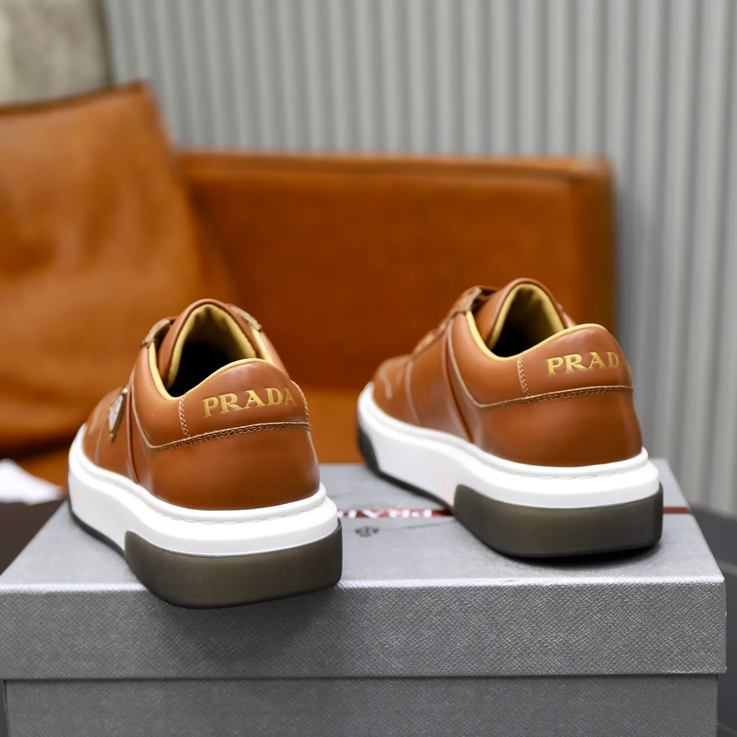 Factory price: 720💰Top original order Brand: PRADA (Prada) Standard code: Men's size 38/44 (45 can be customized) Grade: Same as the official website Material: Original cowhide stitching imported cowhide lining Original combination two-color wear-resistant soft outsole Style category: Leisure and sports version Young fashion European and American trend British style Color: Actual picture color